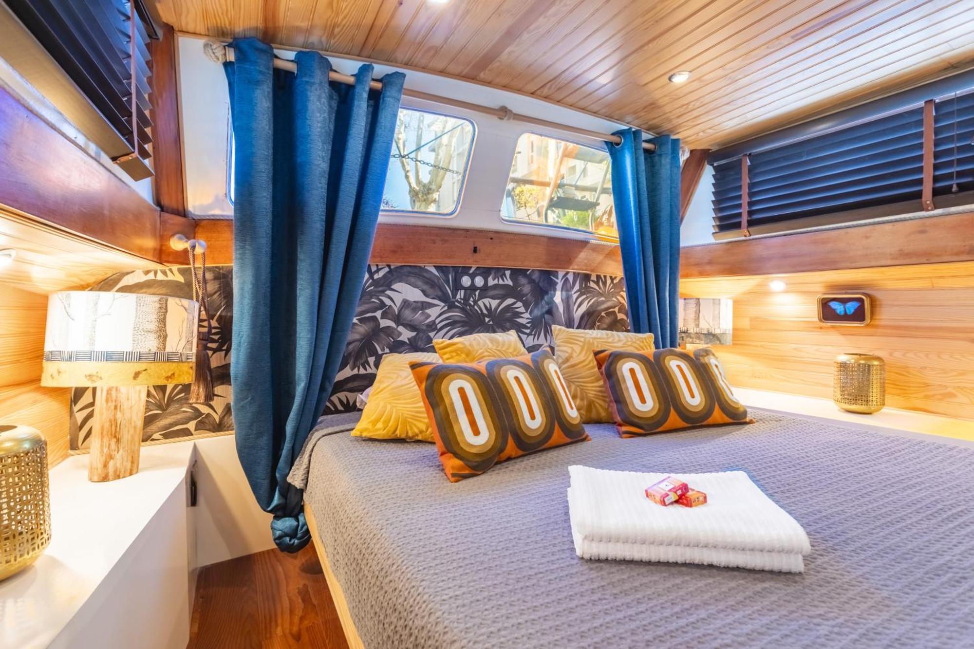 Отель Bateau Le Nubian Нарбонна Экстерьер фото