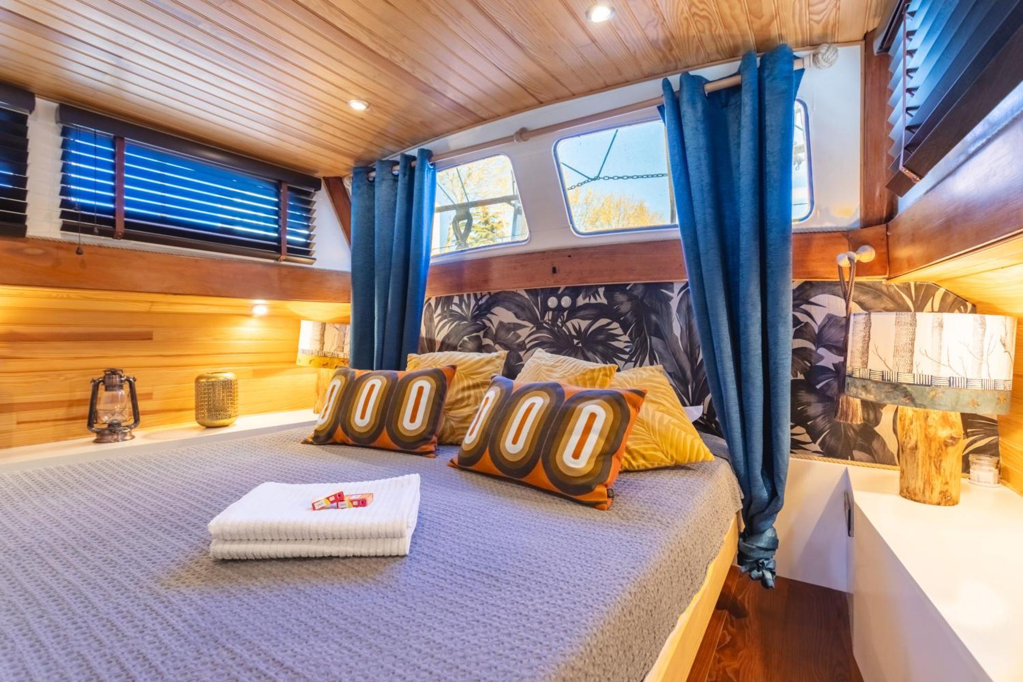 Отель Bateau Le Nubian Нарбонна Экстерьер фото